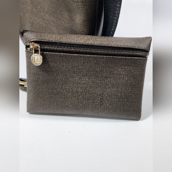 Fendi bucket shoulder/crossbody. Fading on edges/piping. Not original drawstring - Picture 11 of 16